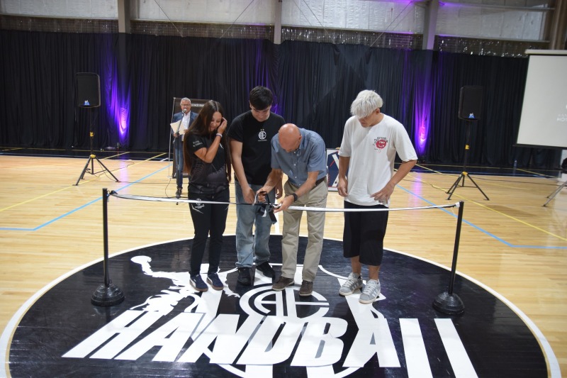 Estudiantes inaugur� el nuevo parquet del Macrogimnasio